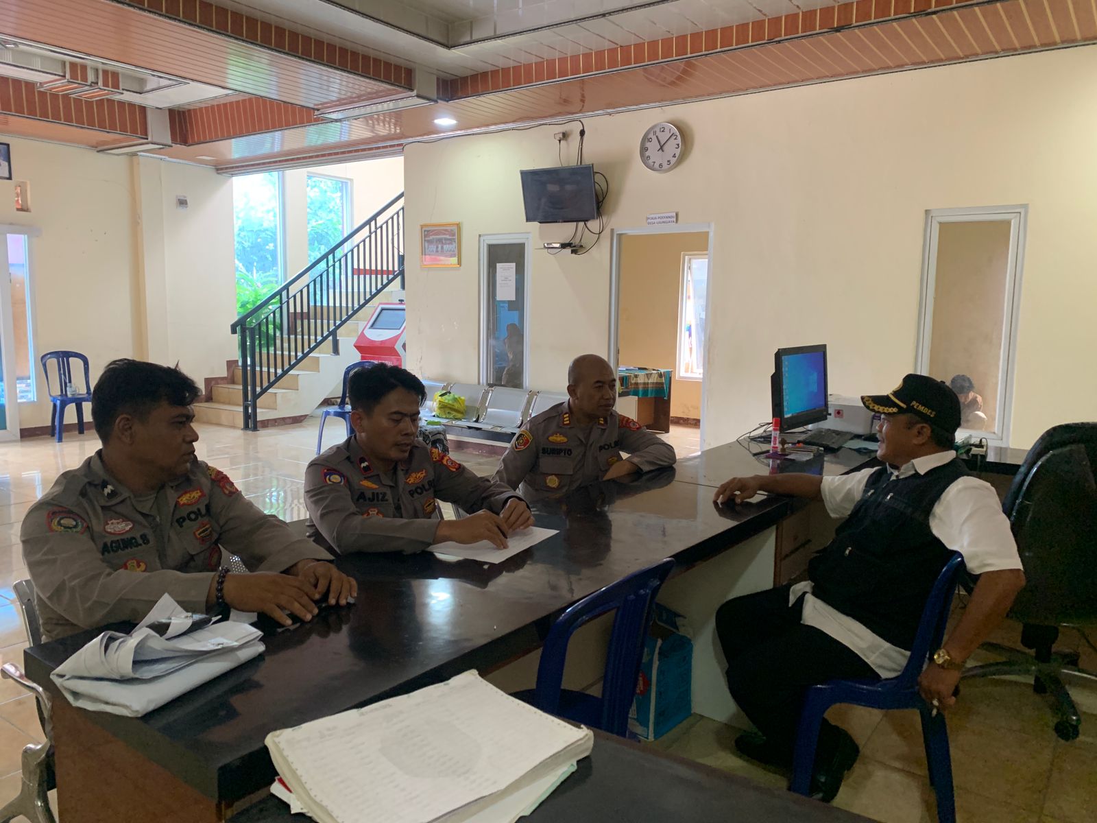 Kapolsek Widasari Lakukan Silaturahmi Kamtibmas di Desa Ujungjaya